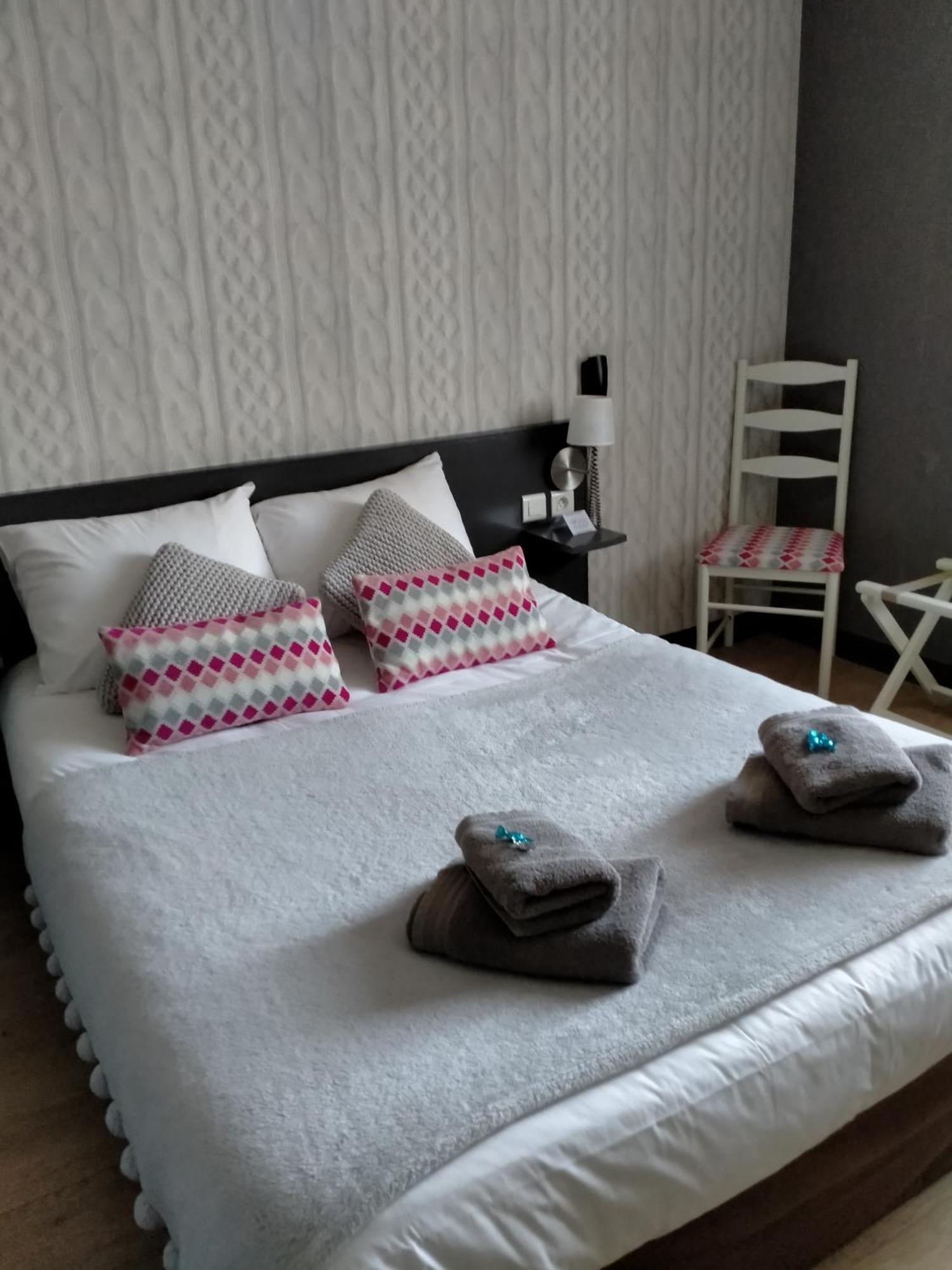 Logis Hotel Auberge De L'Etang Magnac-Bourg Bagian luar foto